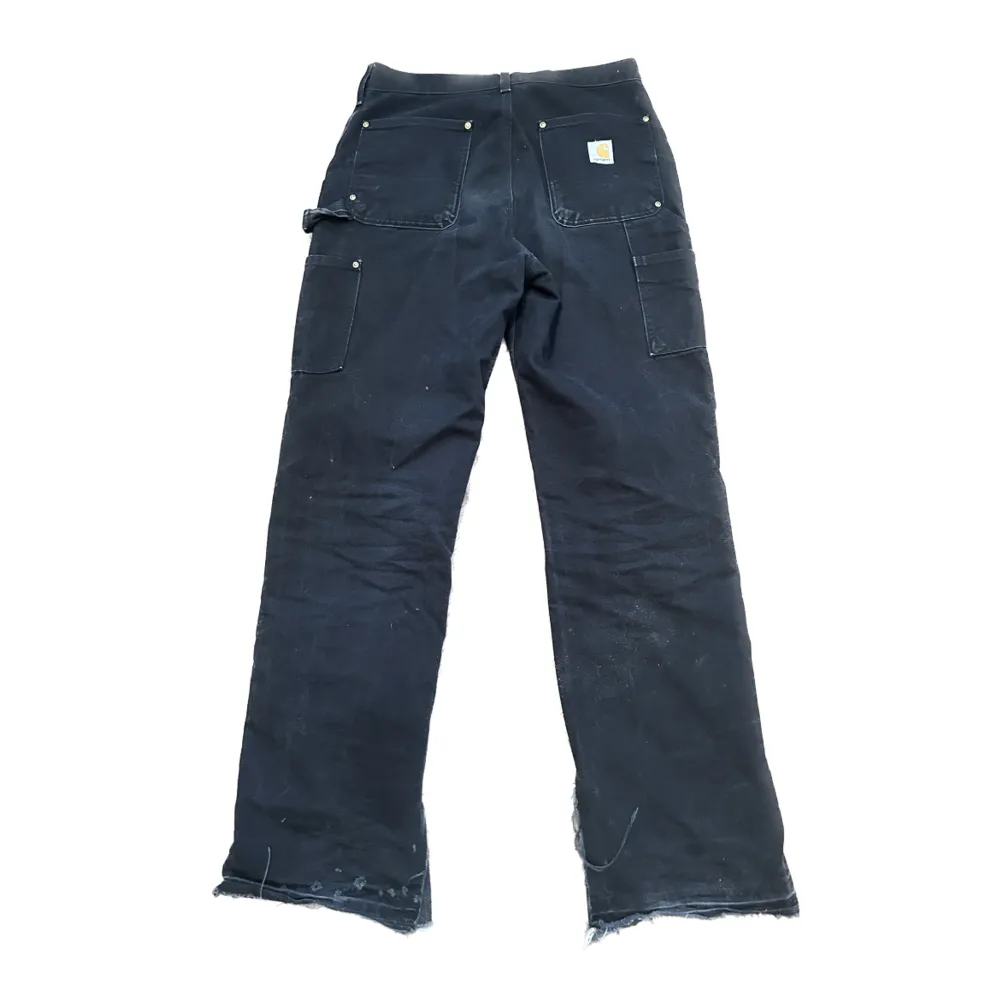carharrt double jeans som är uppklippta på botten och klippta så att dom är bredare. Jeans & Byxor.