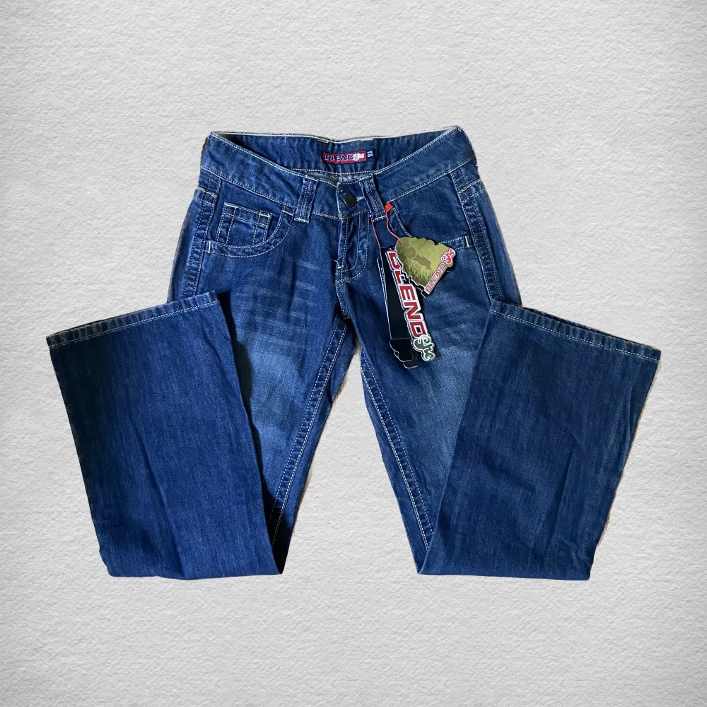 Lågmidjade, baggy BlendShe jeans, nya med tags. W26, midja 37cm, innerbenslängd ca 76cm. . Jeans & Byxor.