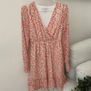 Blommig klänning långärmad - Nyskick! Använd 1/2 gånger Storlek: XS