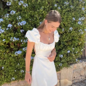 Zara klänning - Söt klänning för skolavslutningar mm eller bara för sommarn☺️ Endast använd en gång🤍