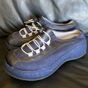 Y2k Chunky slip in sandals  - Så söta sandaler som skriker 00-tal. Står storlek 38 men sitter som en liten 37 eller som en vanlig 36. Jag kan EXAKT ha dem men är nästan för små och jag har vanligtvis 37 ibland 37,5. Med skomätare mäter innersulan 23,8 cm. I perfekt skick! 