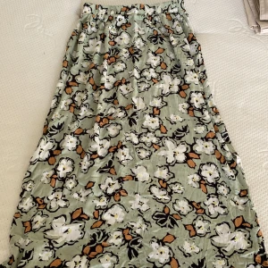 Kjol - Mönstrad kjol. Resår u midjan. Sprund nertill på båda sidor. Använd 2ggr.