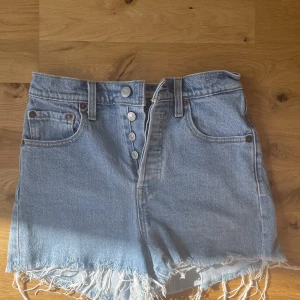 Levis shorts - Högmidjade levis shorts. Ljusblå. Knappt använda i perfekt skick. W25. 