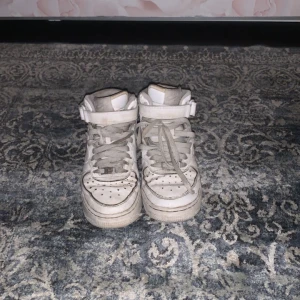 Vita nike airforce  - Vita Nike airforce jag använt massor som är bekväma och man kan matcha mycket till
