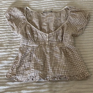 blus - rutig beige blus från brandy melville