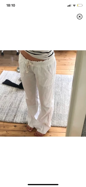 Roxy linnebyxor - Linnebyxor ifrån Roxy, endast använda några gånger. Slutsålda! Storlek M men passar s-M skulle jag säga, jag själv brukar ha S och de sitter bra. Kan mötas upp i Stockholm eller posta såklart! 
