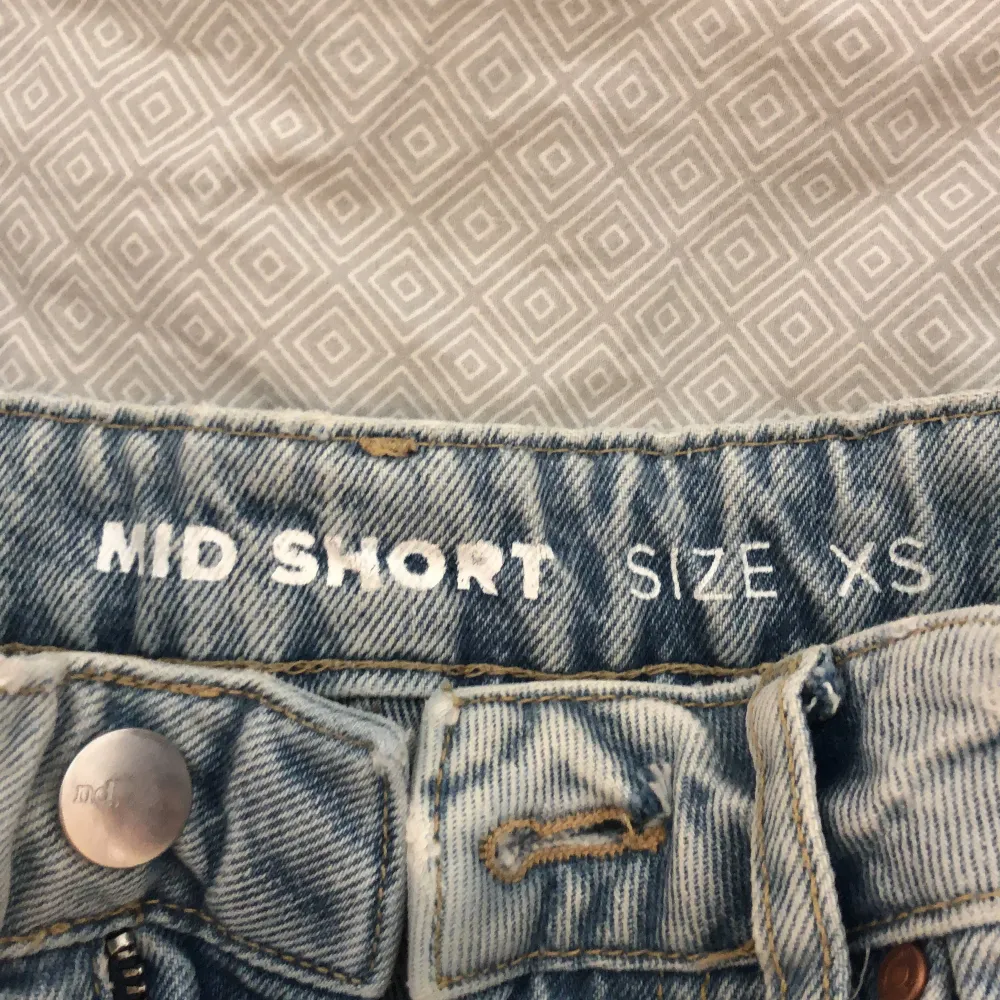 Jeans shorts från Gina som jag beställt i fel storlek så har ändast testats. Storlek xs. (Köparen står för frakten)❤️💗. Shorts.