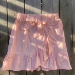 Volangkjol - jättefin somrig rosa volangkjol som tyvärr blivit för liten för mig