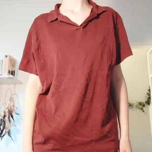 Vinröd pikétröja - En vinröd pikétröja från herravdelningen på hm. Den är väldigt bekväm så detta blir mest en intressekoll! Kolla min bio och skriv ifall du har frågor!🕺