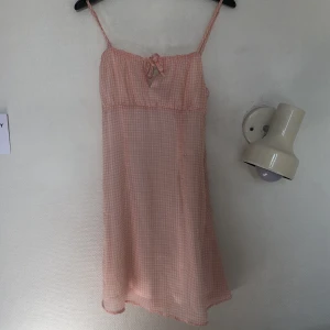 Rosa klänning - Rutig rosa klänning med diskret dragkedja på höger sida, perfekt för sommaren!