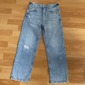 Zara Jeans  - Säljer dessa jätte fina jeans. Dessa är super fina straight jeans från Zara! Denns storlek är perfekt för dem som är runt 152-164 cm långa. Org pris: 250 kr 