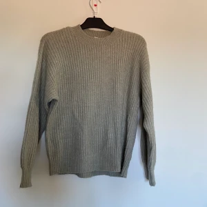 Stickad tröja - Säljer denna olivgröna stickade tröjan! Super mysig att ha på både vintern och sommaren. Den är i bra skick, har använt den 2-3 gånger!💚