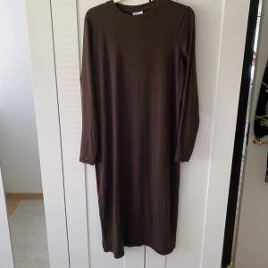 Fin tröjklänning i storlek L från Vero Moda, köpt på Cassels. Har aldrig använt den. 