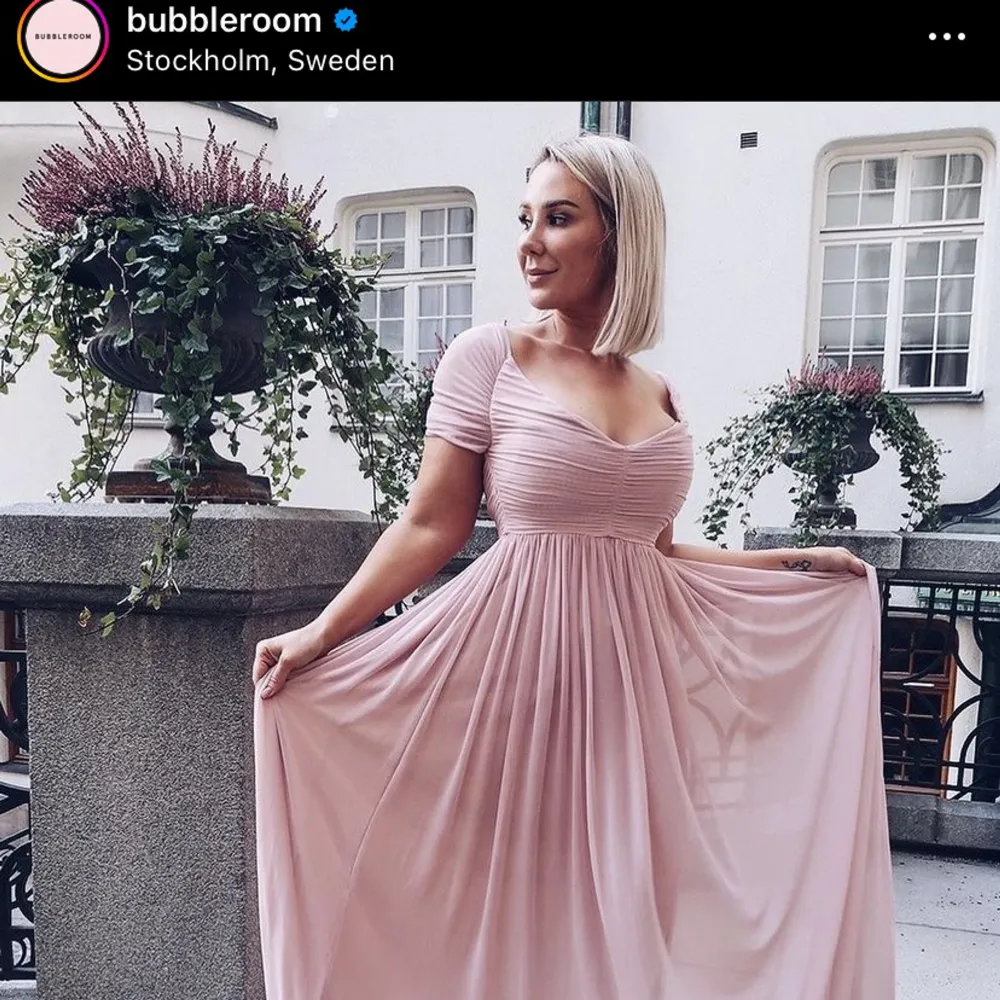 Maxiklänning från Bubbleroom ”Moments New York” i storlek 42. Färgen är precis som på bild 1. Har endast använts en gång och den är i nyskick. Nypris 999 kr. Den säljs inte längre. . Klänningar.