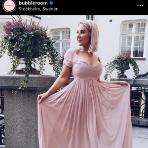Rosa maxiklänning - Maxiklänning från Bubbleroom ”Moments New York” i storlek 42. Färgen är precis som på bild 1. Har endast använts en gång och den är i nyskick. Nypris 999 kr. Den säljs inte längre. 