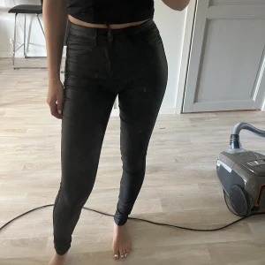 Skinnbyxor - Säljer ett par Skinnbyxor från only. De är väl använda men endå bra skick, kom privat för frågor!💓
