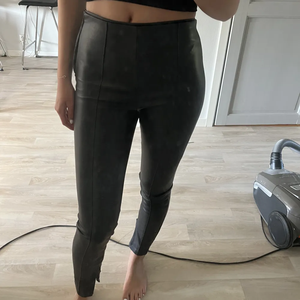 Säljer ett par Skinnbyxor från zara som ör i bra skick, har använt förtal gånger. De har dragkedja längst ner som man kan ändra💓. Jeans & Byxor.