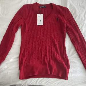 En röd Ralph Lauren tröja, lite osäker på ifall den är äkta eller inte. Aldrig använt och lappen sitter kvar på.