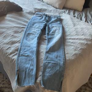 Jeans men slits vid foten🤍