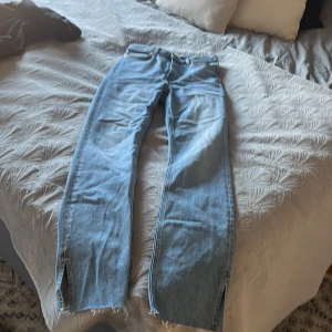 Jeans - Jeans men slits vid foten🤍