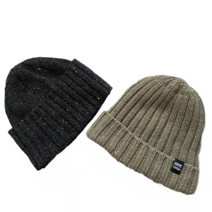Beanies - ⚠️Bara den svarta kvar⚠️Helt oanvända, dock med avklippta lappar. Är däremot rätt säker på att båda köptes på New Yorker.