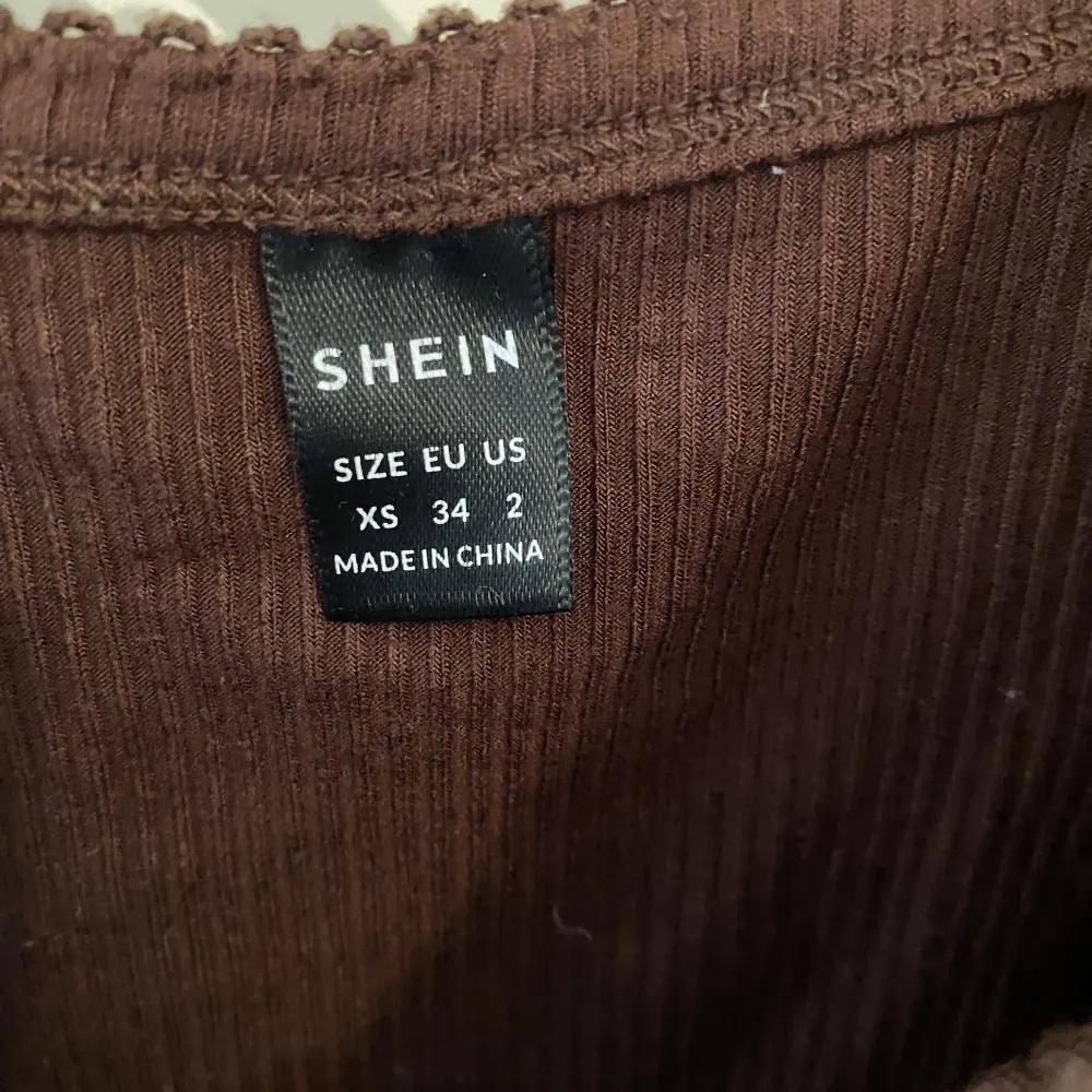 Fint brunt linne från SHEIN i storlek XS. I bra skick , har nästan aldrig använt. . T-shirts.