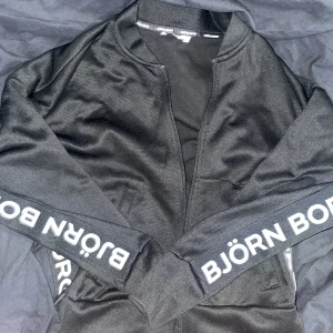 Björnborg zip tröja - Jättefin zip tröja från björnborg. Storlek 34 (Passar som en Xs).💕