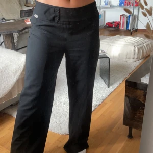 C.RO kostymbyxor  - Vintage lågmidjade kostymbyxor från C.ro, svåra att få tag i och säljs på miinto för runt 1700kr.  Långa i benen, Jag är 164 