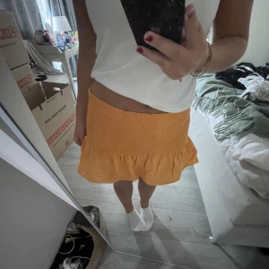 Fin orange sommar kjol - Jättefin orange kjol med volang nedtill ❣️ Stretchingt material med skön passform!!  Fint skick i storlek M
