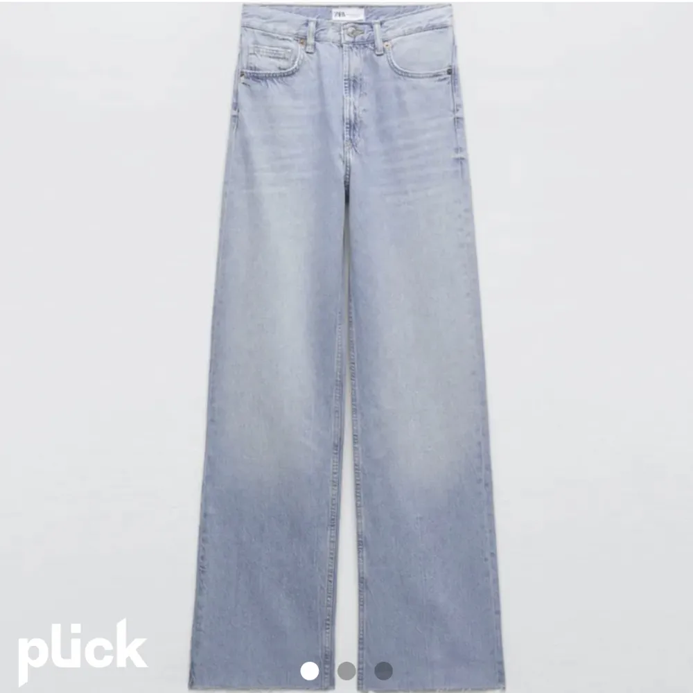 Vida jeans från Zara i storlek 36 i bra skick, nypris 429kr🦋 hör av er vid minsta intresse eller fundering 💓. Jeans & Byxor.