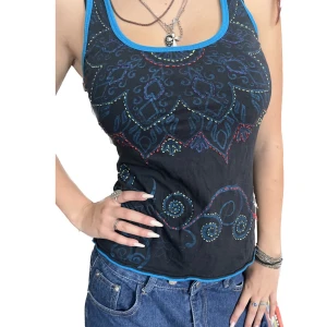 TOPP - Hippie topp/linne med blå,gul och röd tråd