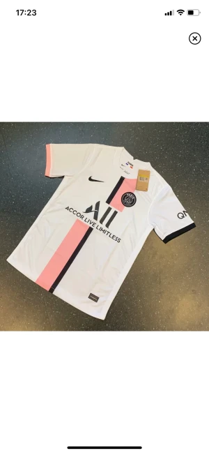 Psg tshirt  - Säljer nu min PSG tshirt. Med tryck där bak. Används ej mer.