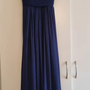 Marinblå lång klänning.  Endast använt 1 gång. Storlek S. Ny pris 2400