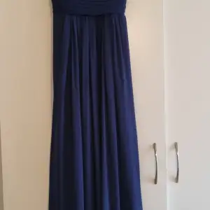 Marinblå lång klänning.  Endast använt 1 gång. Storlek S. Ny pris 2400