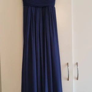 Aftonklänning - Marinblå lång klänning.  Endast använt 1 gång. Storlek S. Ny pris 2400
