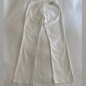 Vita jeans - Ett par vita jeans från Vila i storlek 29/32. Köpte de second hand men har själv aldrig använt, dock har de väldigt fin passform då de är ganska bootcut samt low/mid raised i midjan. 