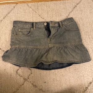 Kjol - Säljer denna jättefina kjolen från Urban outfitters! Nästan aldrig använd💕💕