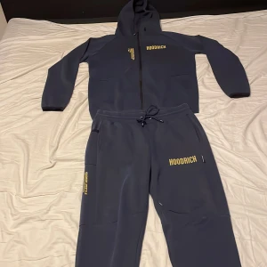 Hoodrich dress  - Riktigt fet Hoodrich dress bra skick storlek medium passar 172-180 längd säljer för att den är lite för stor