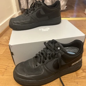 Goretex Black air forces 1 - Vatten och snö säkra svarta af1 i perfekt kondition med original box. Nypris 2300  
