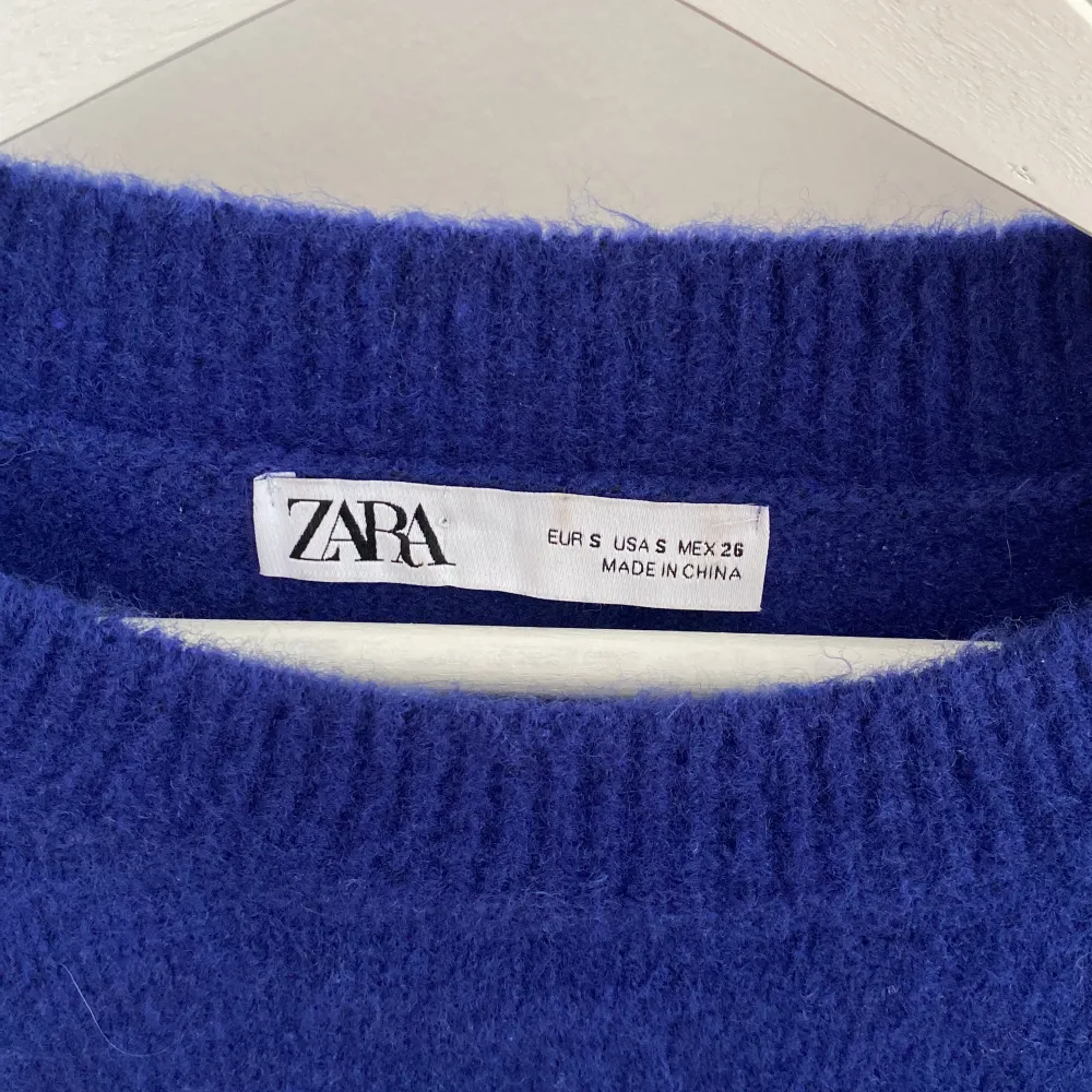 Superfin stickad tröja från Zara i  fint skick! Pris går att diskuteras🩷. Stickat.