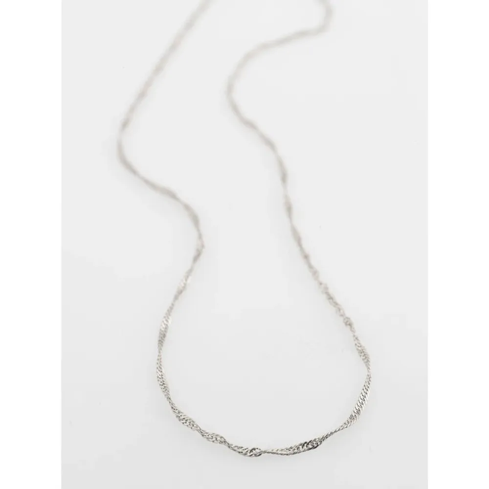 Halsband från märket Pilgrim. Kedjan är 40 + 9 cm. (Bly och nickelfri, silverpläterad) Ny/Aldrig använd. Accessoarer.