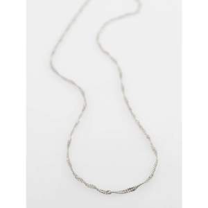 Halsband från märket Pilgrim. Kedjan är 40 + 9 cm. (Bly och nickelfri, silverpläterad) Ny/Aldrig använd