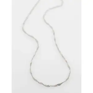 Halsband från märket Pilgrim. Kedjan är 40 + 9 cm. (Bly och nickelfri, silverpläterad) Ny/Aldrig använd