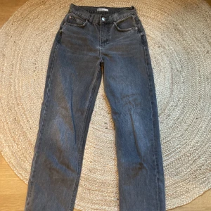 Gråa jeans från Gina  - **andra bilden lånad från hemsidan. modellen heter straight stretch jeans Säljer då de är för små på mig, endast använda några enstaka gånger.  Mätte innerbenslängd till ca 77cm, är för korta på mig som är 179cm och skulle passa någon kortare