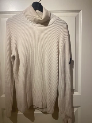 Stone Island Tröja - En riktigt schön Stone Island tröja säljes nu, skicket är riktigt shysst 8/10. Tröjan är i storlek S. Hit me up i meddelande för funderingar kring denna skönhet. 