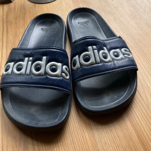 Adidas tofflor - Tofflor storlek 38
