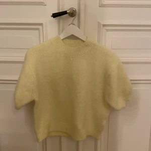 Stickad tröja - Säljer denna utsålda zara tröja som inte längre finns kvar i sortimentet💓den är endast använd 1 gång💓