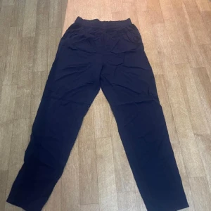 Kostymbyxor - Hek säljer båda för 150 tsm! De blå paret är i storlek 34 o de beige i 36. Använda typ 2 ggr var. Dm för fler bilder❤