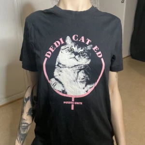 T-Shirt med tryck - Söt tröja, 'Dedicated' t-shirt i storkel S. Fint skick, ingen spricka i trycket.