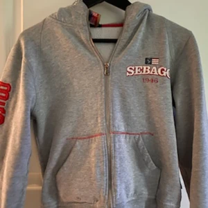 Tröja - Säljer en jätte fin tjock tröja som inte inte kommer till användning😇 den har några få fläckar nere vid vänstra kanten och den har gått igenom tvättmaskin ett par gånger❗men den är fortfarande skit snygg😻